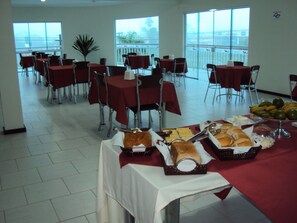 Free daily buffet breakfast - Laf Hotel (Registro)