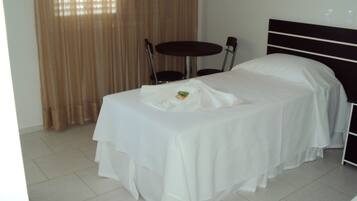 Minibar, värdeförvaringsskåp på rummet och skrivbord