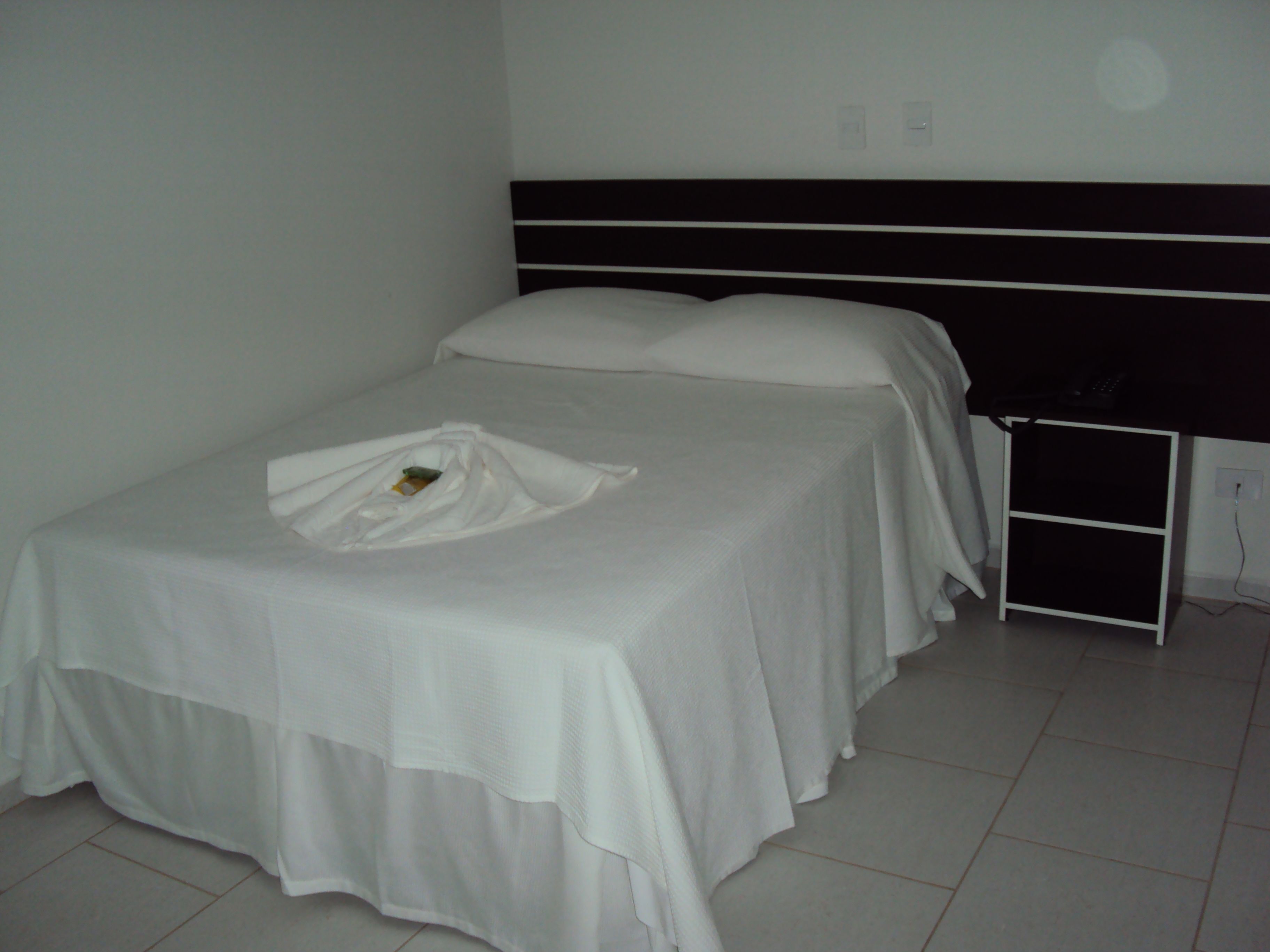 Minibar, caja de seguridad en la habitación y escritorio 