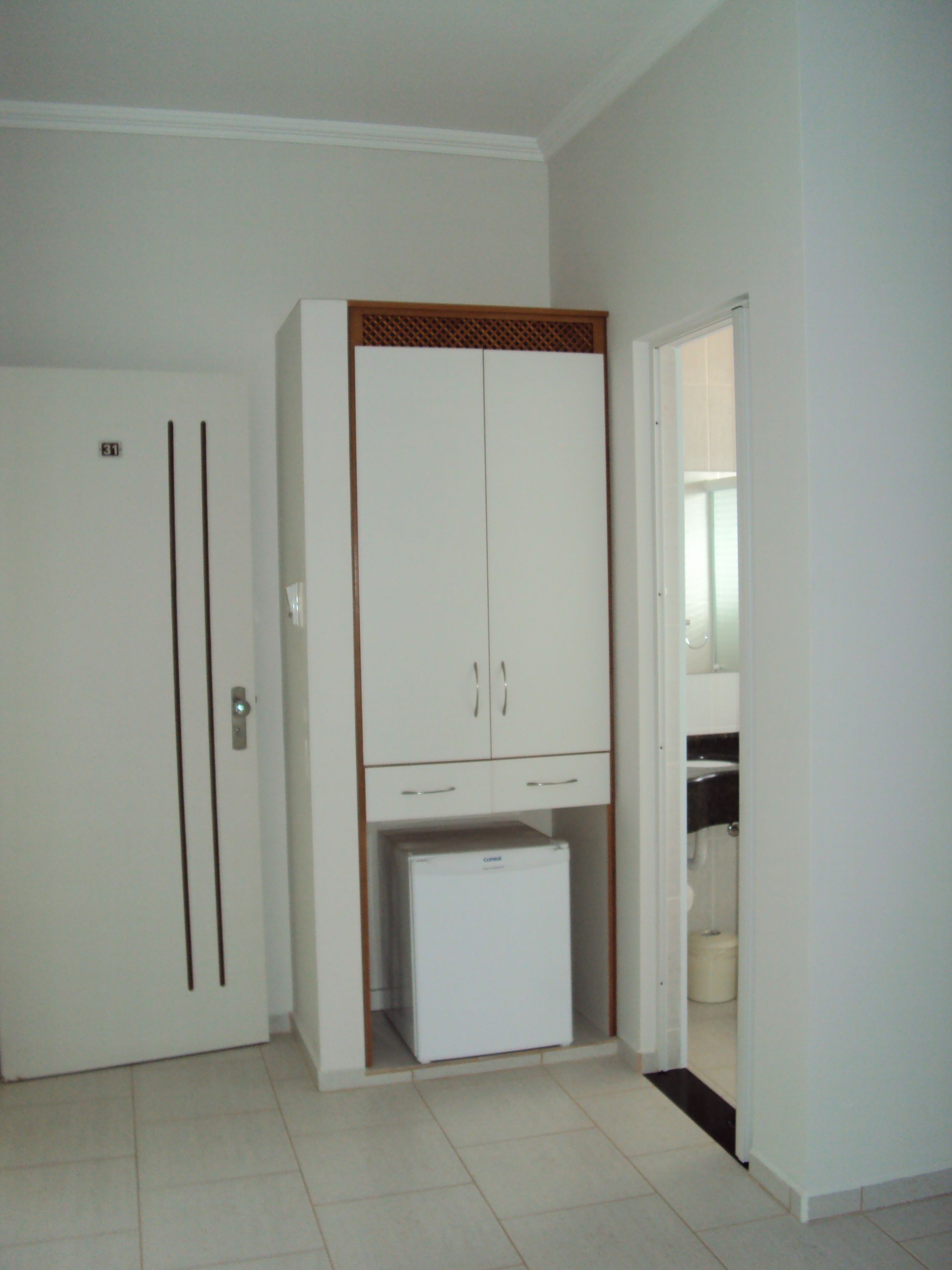 Frigobar, cofres nos quartos, escrivaninha, cortinas blackout