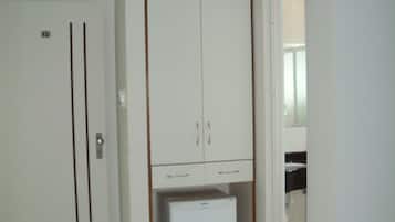 Frigobar, cofres nos quartos, escrivaninha, cortinas blackout