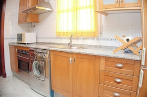 Een koelkast, een microgolfoven, een oven, een kookplaat