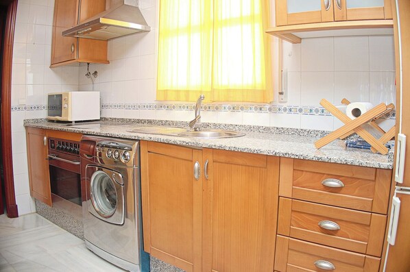 Frigorifero, microonde, forno, piano cottura