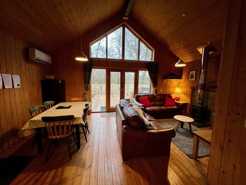  Log Cabin with Hot tub close to the shores of Loch Awe with Fishing Rights