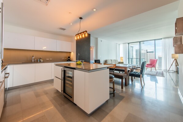 Apartamento luxo, 1 quarto | Cozinha privada | Geladeira grande, micro-ondas, fogão, cooktop