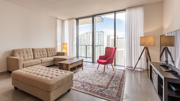 Appartement Deluxe, 1 chambre | Salle de séjour | Téléviseur à écran plat