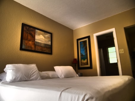 1 bedroom, Egyptian cotton sheets, premium bedding, soundproofing. Mar Bay Motel &Suites