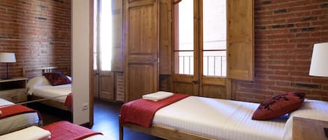 2 bedrooms, iron/ironing board, internet, bed sheets