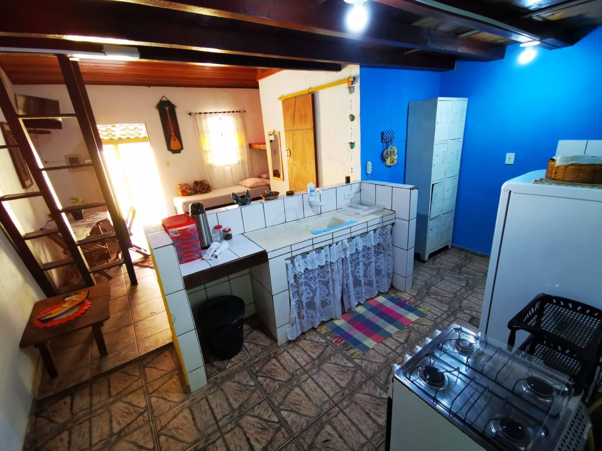 Shower, rainfall showerhead, free toiletries, towels