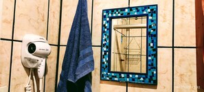 Douche, douche à « effet pluie », articles de toilette gratuits