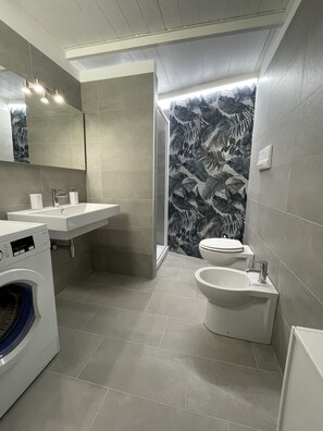 Dusche, Haartrockner, Bidet, Handtücher