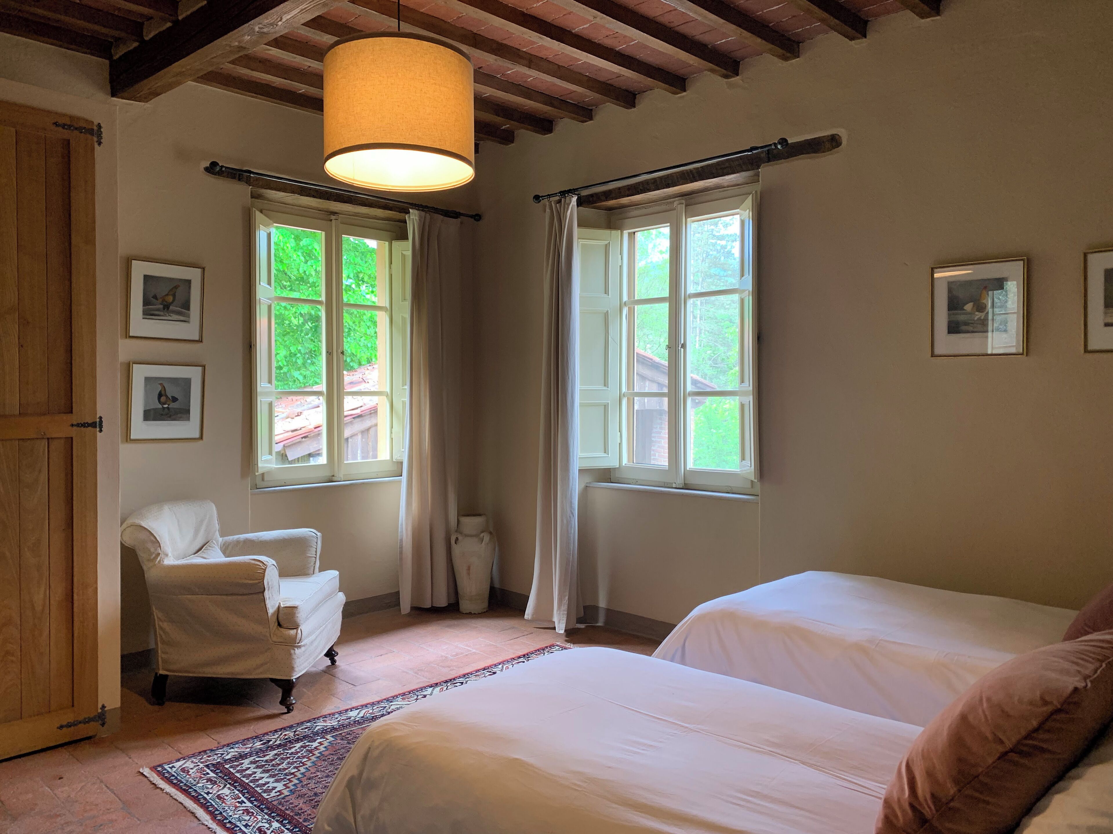 3 chambres, bureau, fer et planche à repasser, lit parapluie