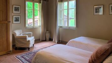 3 camere, una scrivania, ferro/asse da stiro, culla da viaggio