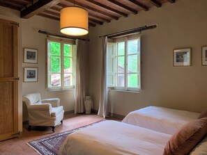 3 habitaciones, escritorio y tabla de planchar con plancha 