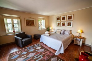 3 habitaciones, escritorio y tabla de planchar con plancha 