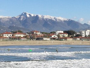 Beach nearby, sun-loungers - ROMANTIC VILLA WITH GARDEN, BBQ, WI FI, AIR CONDITIONING (Pietrasanta)