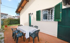 Outdoor dining - ROMANTIC VILLA WITH GARDEN, BBQ, WI FI, AIR CONDITIONING (Pietrasanta)