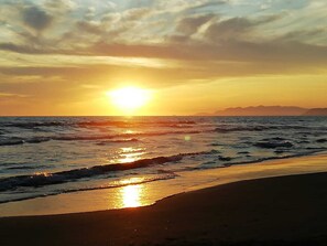 Nära stranden och solstolar