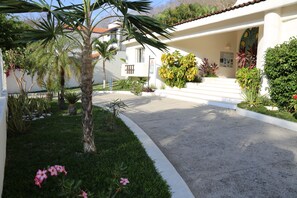 Interior entrance - Hotel Boutique Casa Blanca del Sol (Santa María Huatulco)