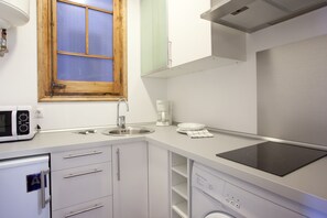 Réfrigérateur, micro-ondes, plaque de cuisson, grille-pain