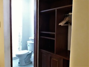 Shower, free toiletries, towels