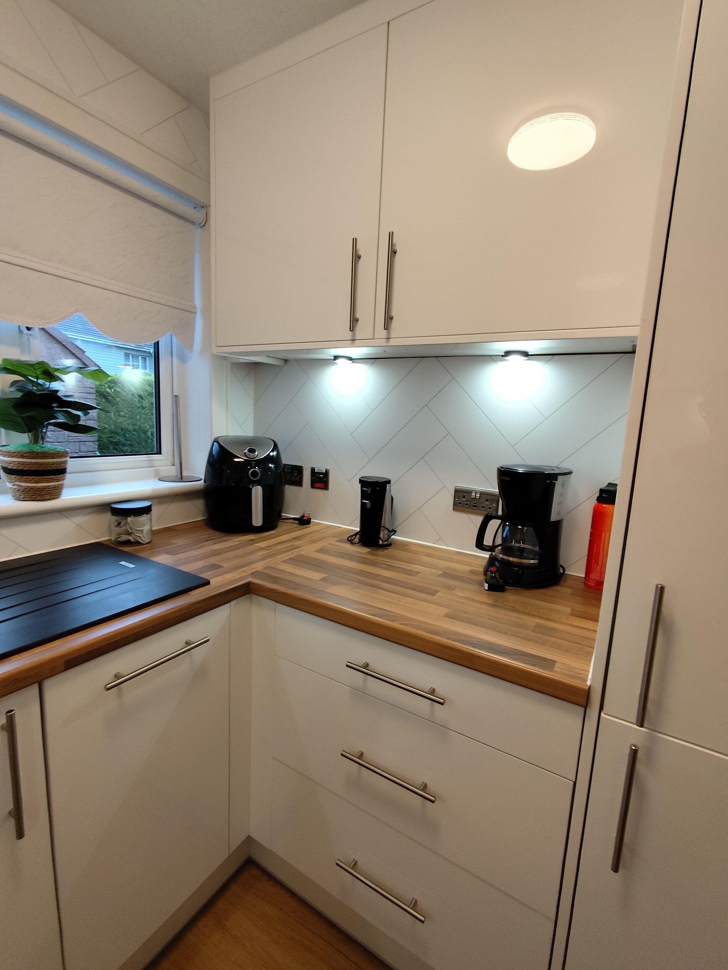 Coffee/tea maker, fridge, microwave, oven
