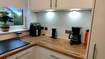 Coffee/tea maker, fridge, microwave, oven