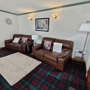 Smart TV, DVD player, books - OLD SMIDDY APARTMENT, BALLOCH, LOCH LOMOND SLEEPS 3 IN FAMILY ROOM (Balloch)