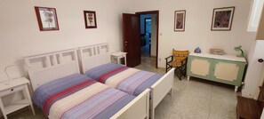 3 chambres, fer et planche à repasser, Wi-Fi gratuit, draps fournis