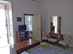 3 bedrooms, iron/ironing board, free WiFi, bed sheets - Old town, "Via Vecchia" house - Very close University for Foreigners (Perugia)
