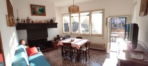 TV, books - Old town, "Via Vecchia" house - Very close University for Foreigners (Perugia)