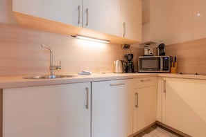 Kühlschrank, Mikrowelle, Geschirrspüler, Esstisch