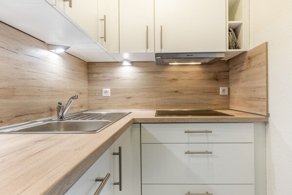 Fridge, microwave, oven, dishwasher - Apartment 13 (ID 054) - Apartment 13 Dünenblick (ID 054) (Sankt Peter-Ording)