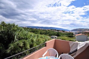 Property grounds - Holiday apartment with balcony and air conditioning (Lopar)