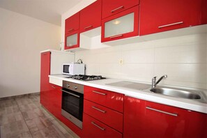 Een koelkast, een microgolfoven, een oven, een kookplaat