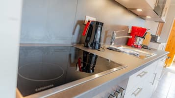 Jääkaappi, mikroaaltouuni, uuni, astianpesukone