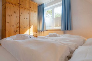 2 bedrooms, WiFi, bed sheets