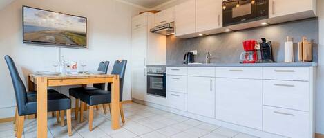 Jääkaappi, mikroaaltouuni, uuni, astianpesukone