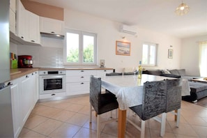 Fridge, microwave, oven, stovetop - Holiday apartment with terrace (Lopar)