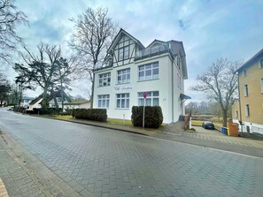 Un edificio de dos pisos con un letrero que dice "Villa Seestern".