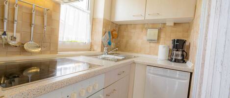 Een koelkast, een microgolfoven, een oven, een vaatwasser