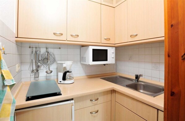 Køleskab, mikrobølgeovn, spisebord