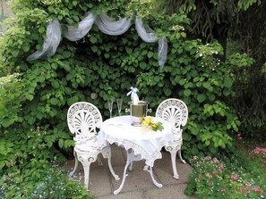 Outdoor dining - The city apartment with a feel-good character. Close to the center and yet in the countryside. (Bad Harzburg)