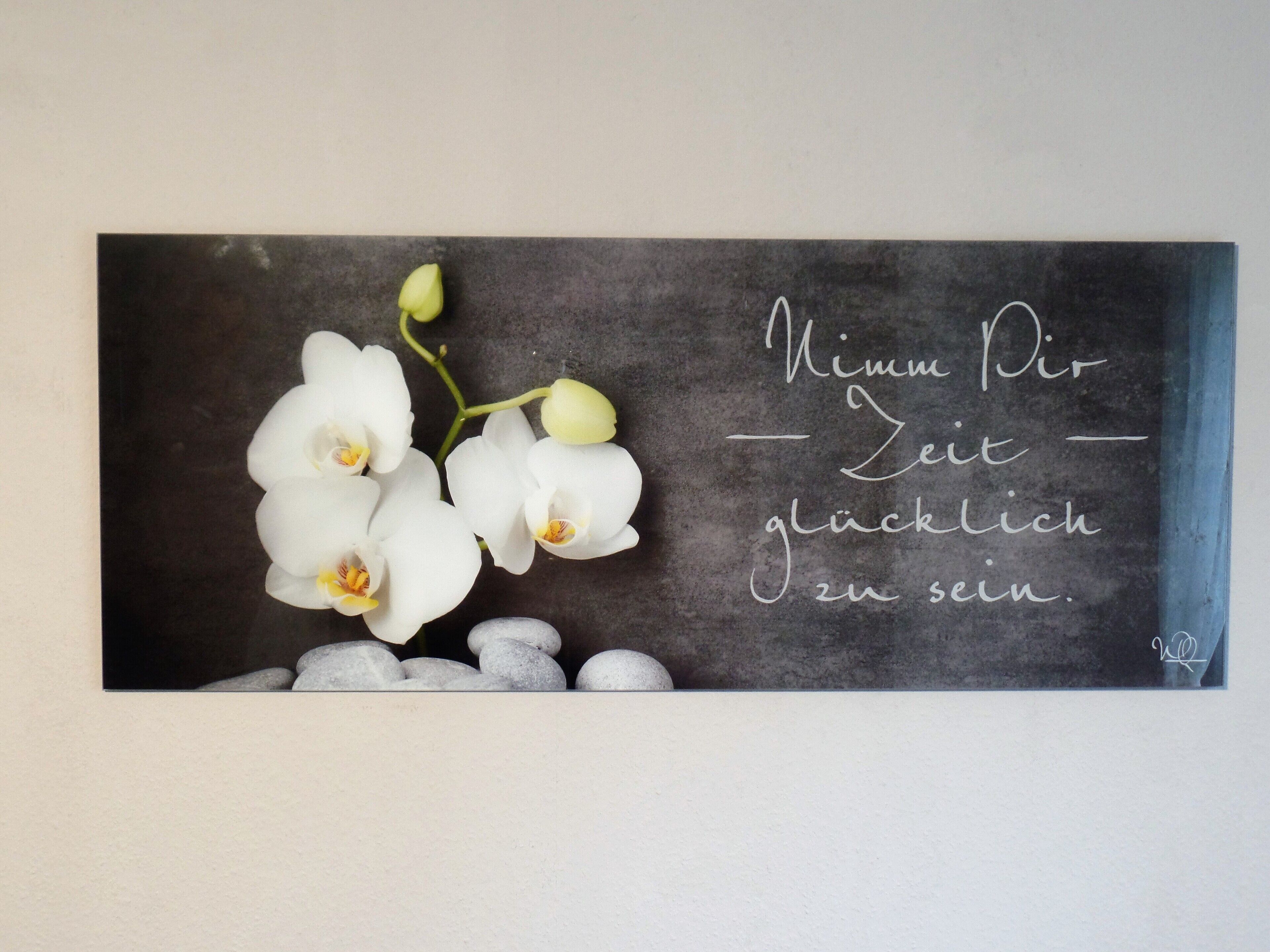 Een schilderij van witte orchideeën op een donkere achtergrond, met een Duitse tekst.