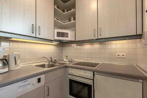 Kühlschrank, Mikrowelle, Ofen, Geschirrspüler