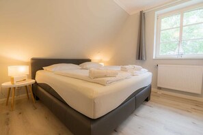 3 bedrooms, travel crib, WiFi, bed sheets