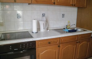 KĂŒhlschrank, Herdplatte, Wasserkocher mit Kaffee-/Teezubehör