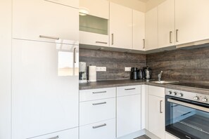 Geladeira, micro-ondas, fogão, lava-louças