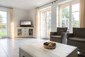 Een televisie en een open haard