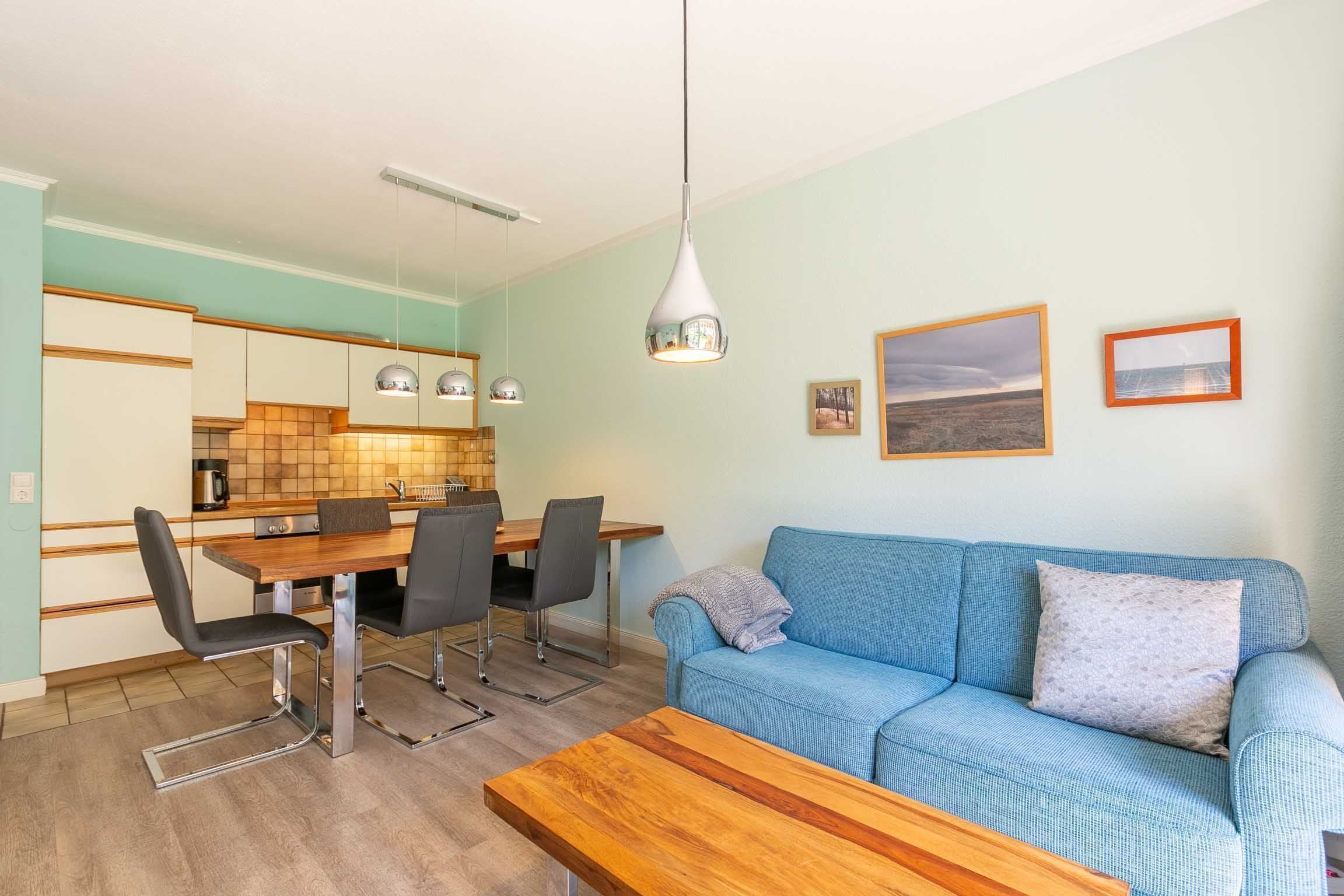 Un espace de vie compact comprenant un coin repas, un canapé et une table basse.
